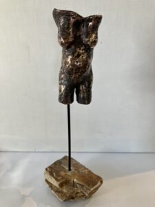 Bronze torso unika. H 32 x B 10,5. Figur H 12,5 x B 6,5. Pris 3425 kr